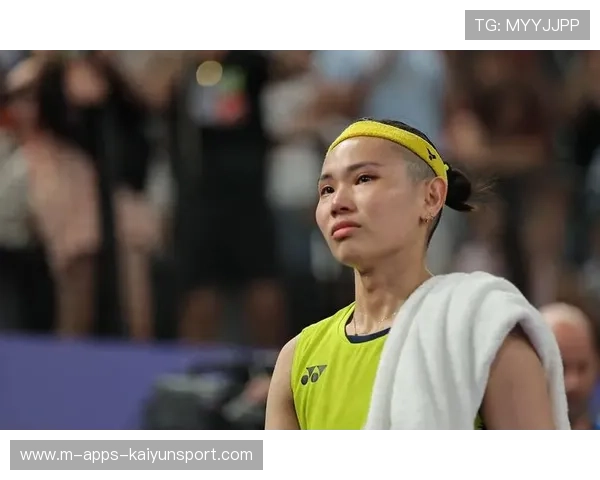 羽毛球运动员被球砸脸仍坚挺,展现不屈的竞技精神 羽毛球运动员被球砸脸仍坚挺,展现不屈的竞技精神