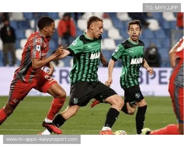 里昂中场拦截成功，反击一脚直塞造险，里昂中场核心